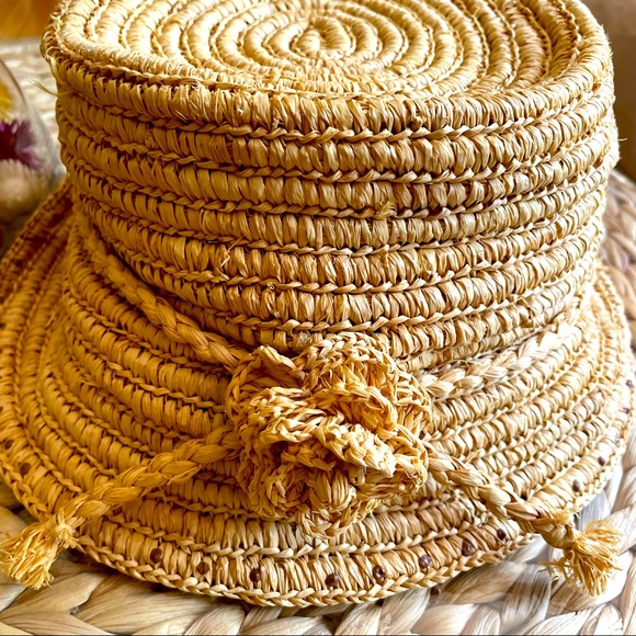 Adorable straw hat with flower - Picture 2 of 4